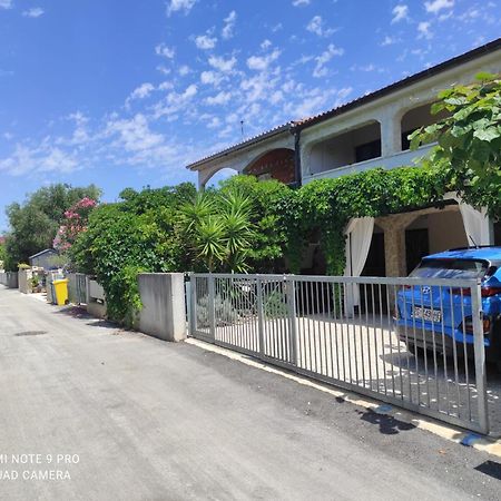 Apartment House Vir-To-All מראה חיצוני תמונה